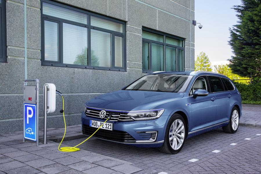  Volkswagen Passat Variant GTE 2015 года  (фото 14 из 30)